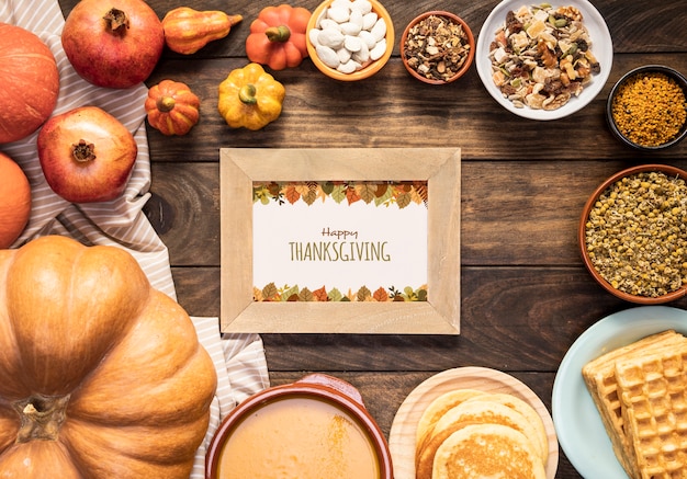 Happy thanksgiving day mock-up surrounded by delicious food