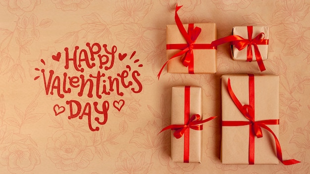 Happy Valentijnsdag belettering naast ingepakte geschenken