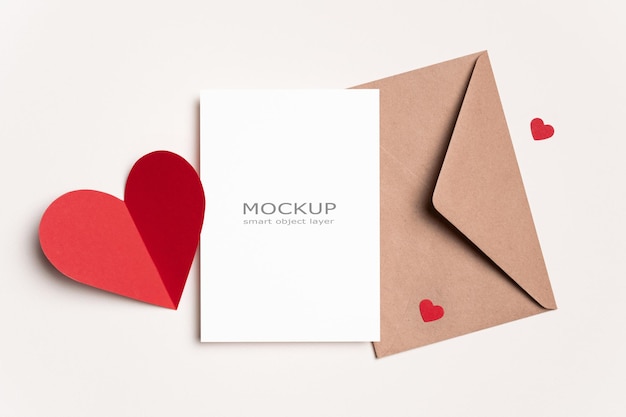 PSD mockup di carta di buon san valentino con cuore rosso e busta