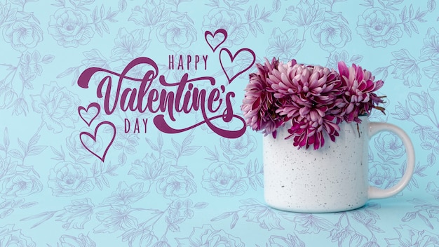 Happy Valentinstag Schriftzug neben Tasse mit Blumen
