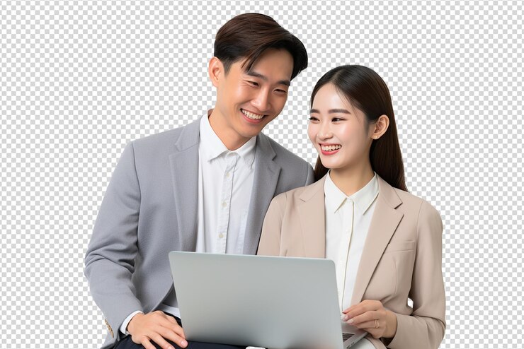 PSD 행복한 아시아 동료가 투명한 배경에 고립된 노트북을 들고 보고 있습니다.