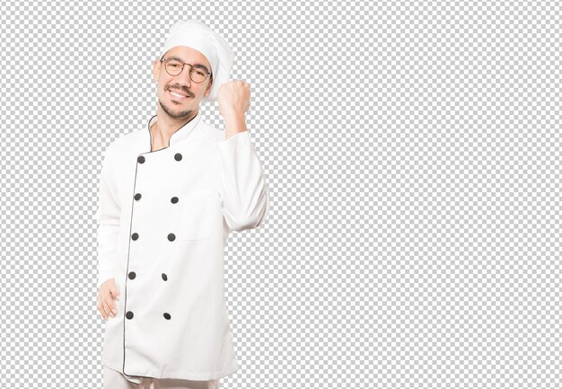 Felice giovane chef facendo un gesto competitivo