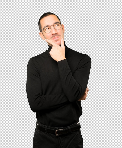 疑いのジェスチャーをする幸せな若い男