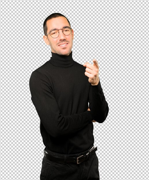 彼の指であなたを指している幸せな若い男