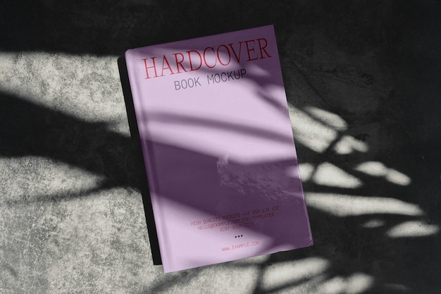 Hardcover boek over betonnen mockup