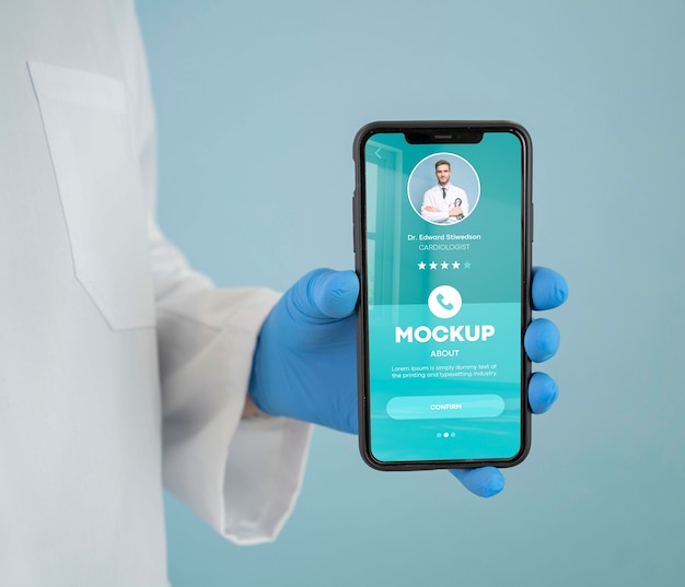 PSD operatore sanitario che tiene smartphone mock-up