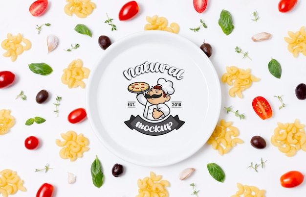 PSD piatto di mock-up di cibo sano con pasta e pomodoro