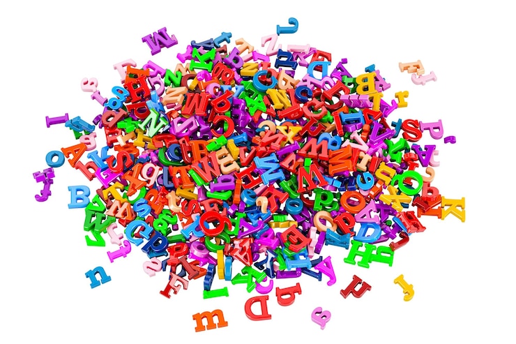 PSD 透明背景上隔離的彩色字母堆 3d 渲染