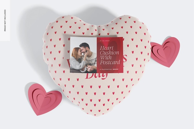 PSD cuscino a cuore con mockup di cartoline a5