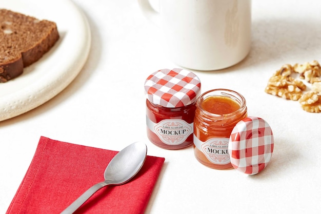 Heerlijke jam in glazen pot met label