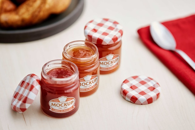 Heerlijke jam in glazen pot met label