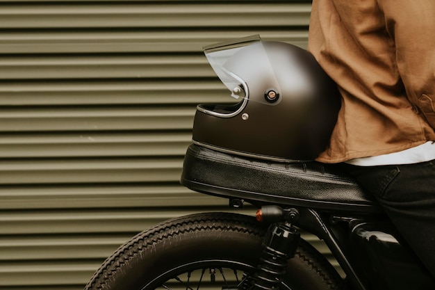 Casco mockup psd per motociclista urbano