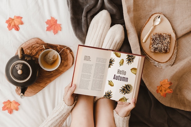 Herfst mockup met vrouw op bed