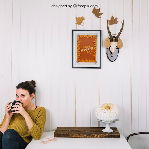 PSD herfstmodel met drinkende vrouw