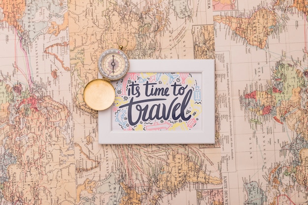 Het is tijd om te reizen, belettering op frame over wereldkaart