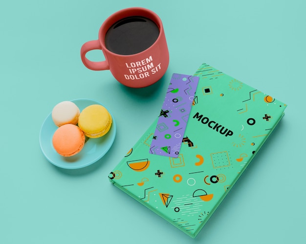 PSD libro ad alto angolo con macarons