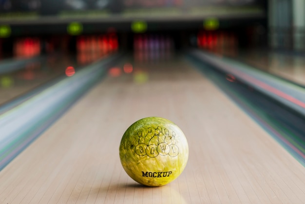 Alto angolo di palla da bowling sulla corsia