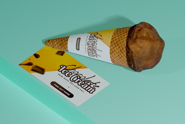 Alto angolo di cono gelato al cioccolato