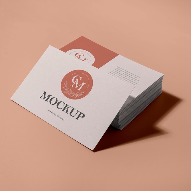 PSD mockup di biglietti da visita eleganti floreali ad alto angolo