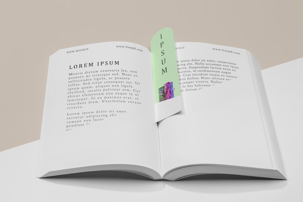 Mock-up di libro aperto e segnalibro ad alto angolo