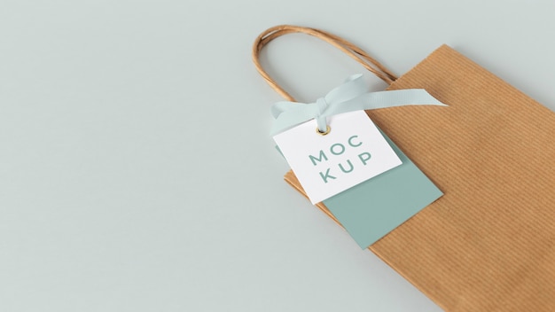 PSD high angle of paper shopping bag mock-up with paper tag