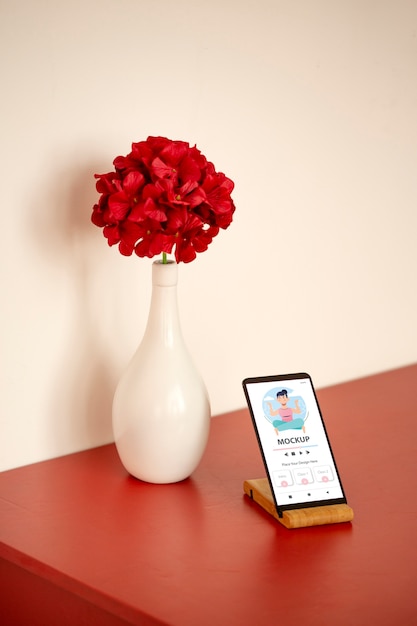 PSD smartphone ad alto angolo e fiori