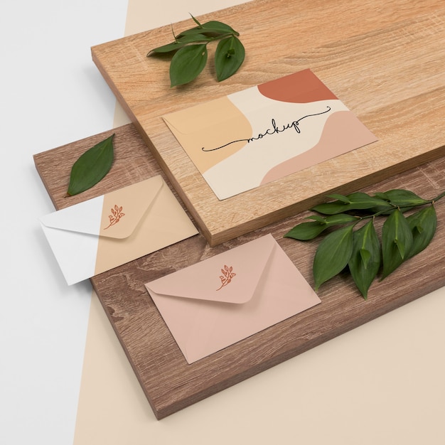 PSD mockup di cancelleria ad alto angolo con legno