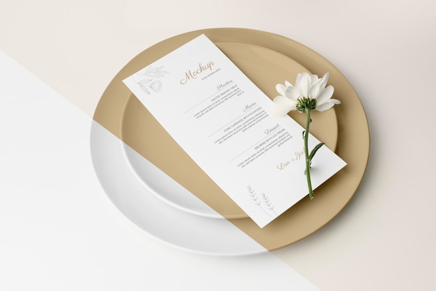 Alto angolo di disposizione dei tavoli con fiori primaverili e mock-up di menu