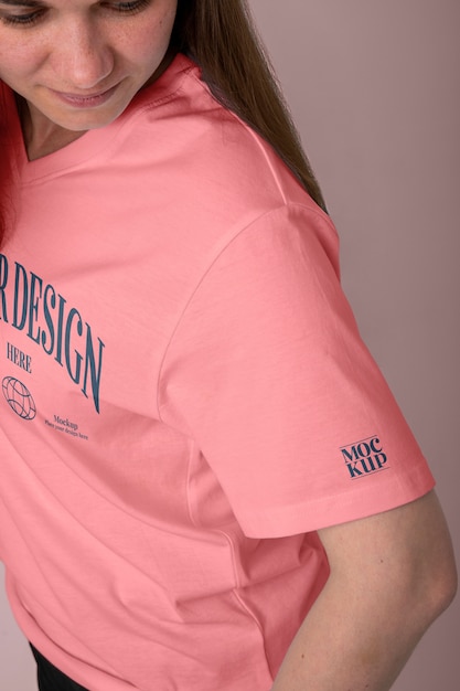 Tシャツでポーズをとるハイアングルの女性