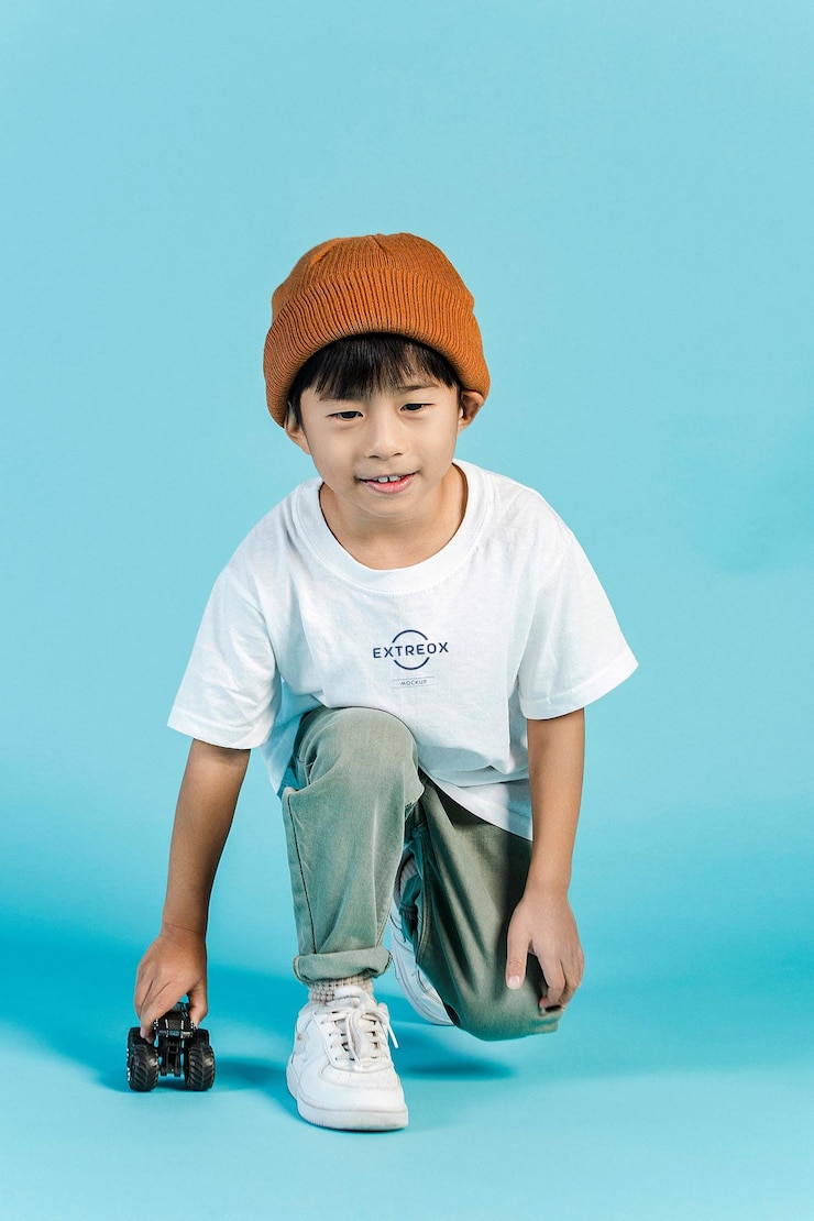 PSD 白い子供の服に高品質のロゴモックアップ