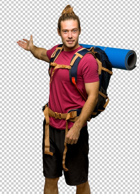 Человек путешественника с горным рюкзаком, указывающим назад и представляющим продукт