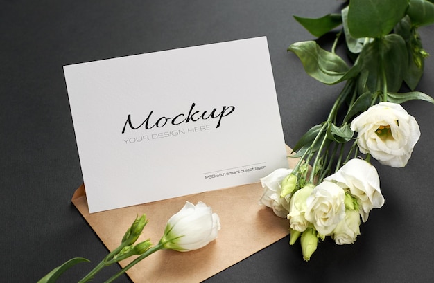 Hilsen eller invitasjonskort mockup med hvite eustomablomster
