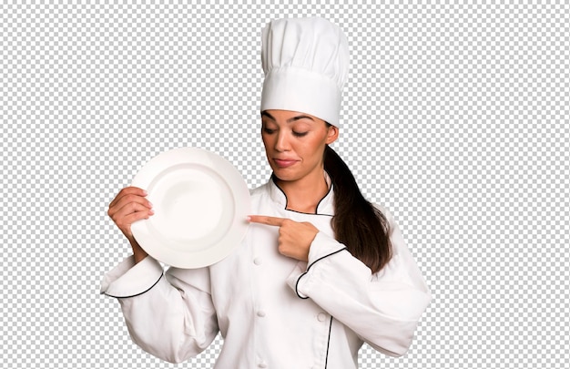 ヒスパニック系のかなり若い大人で表情豊かな女性シェフのコンセプトと空のきれいな皿