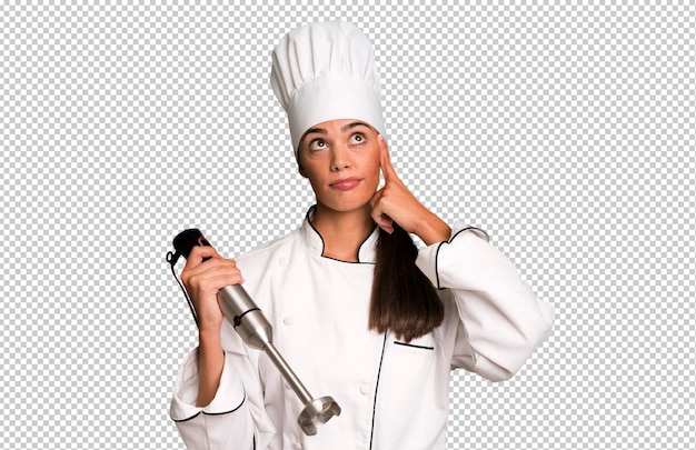 PSD Испаноязычная симпатичная молодая взрослая и выразительная женщина-шеф-повар и ручной блендер
