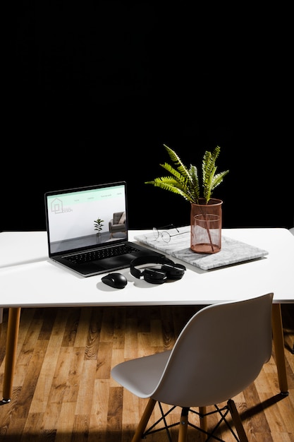 Hoge hoek van bureau met laptop en plant