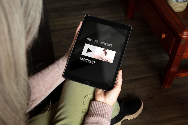 Hoge hoek volwassen ontspannen met tablet mockup