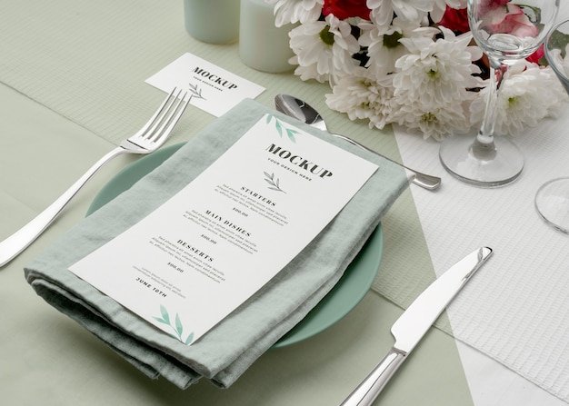 Høj vinkel af forårsmenu mockup på tallerken med bestik og blomster