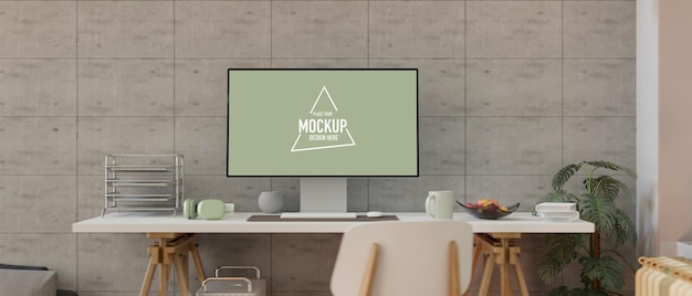 テーブルのコンクリートの壁にデスクトップコンピュータのモックアップ紙充填トレイヘッドフォンを備えたホームオフィス