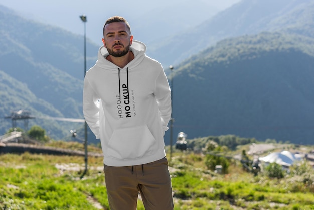 Felpa con cappuccio mockup uomo in montagna, natura