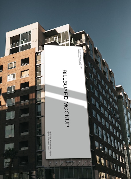 Hoog billboard mockup op de muur van het gebouw