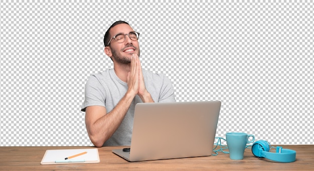 Hoopvolle jonge man zit aan zijn bureau