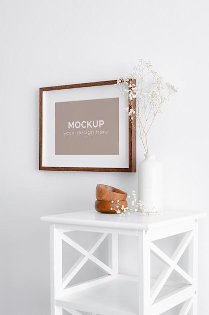 Mockup orizzontale di foto o opere d'arte su muro bianco con pianta di gypsophila secca in vaso