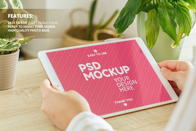 Mockup di tablet orizzontale tenuto da donna