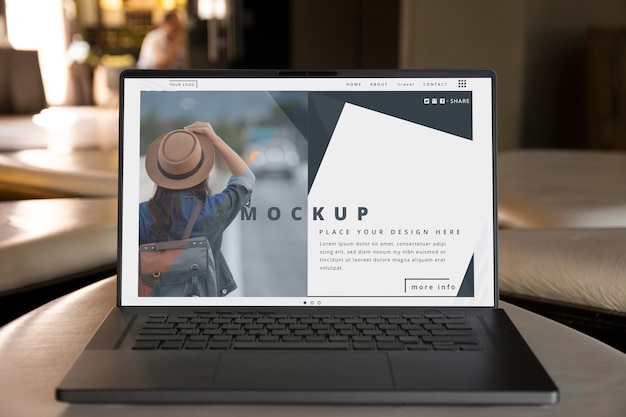 Hostelkamer met model van een laptop