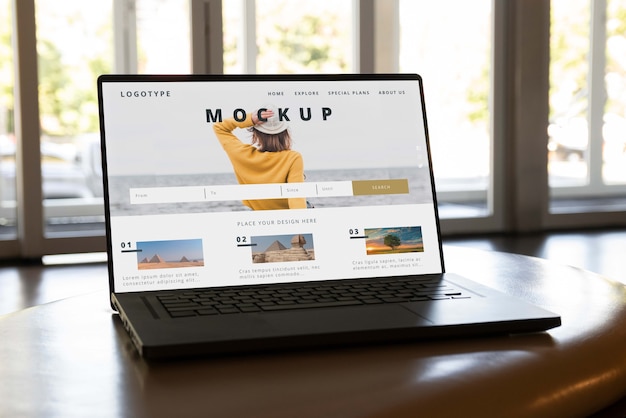 Hostelkamer met model van een laptop