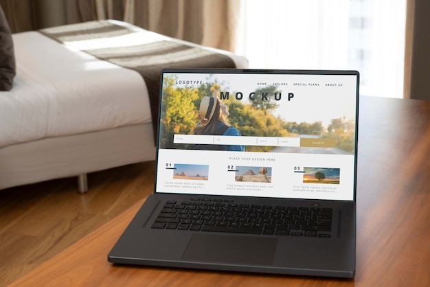Hostelkamer met model van een laptop