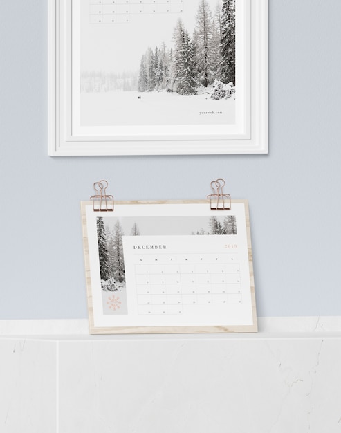 Houten bord met kalender en schilderij hierboven