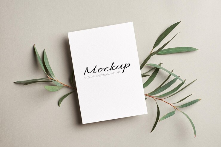 Huwelijksuitnodiging of wenskaartmodel met eucalyptustakjes
