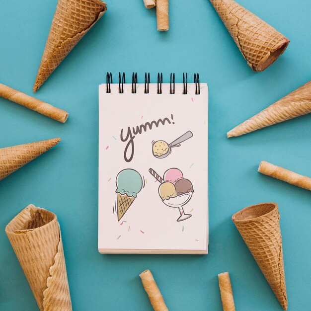メモ帳とアイスクリームモックアップ