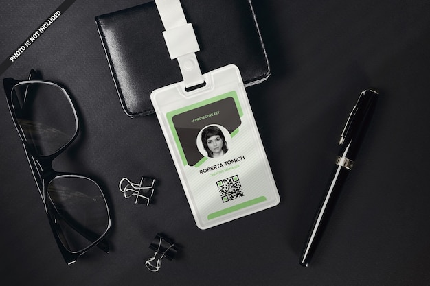 PSD porta carte d'identità con accessori mockup scena nera